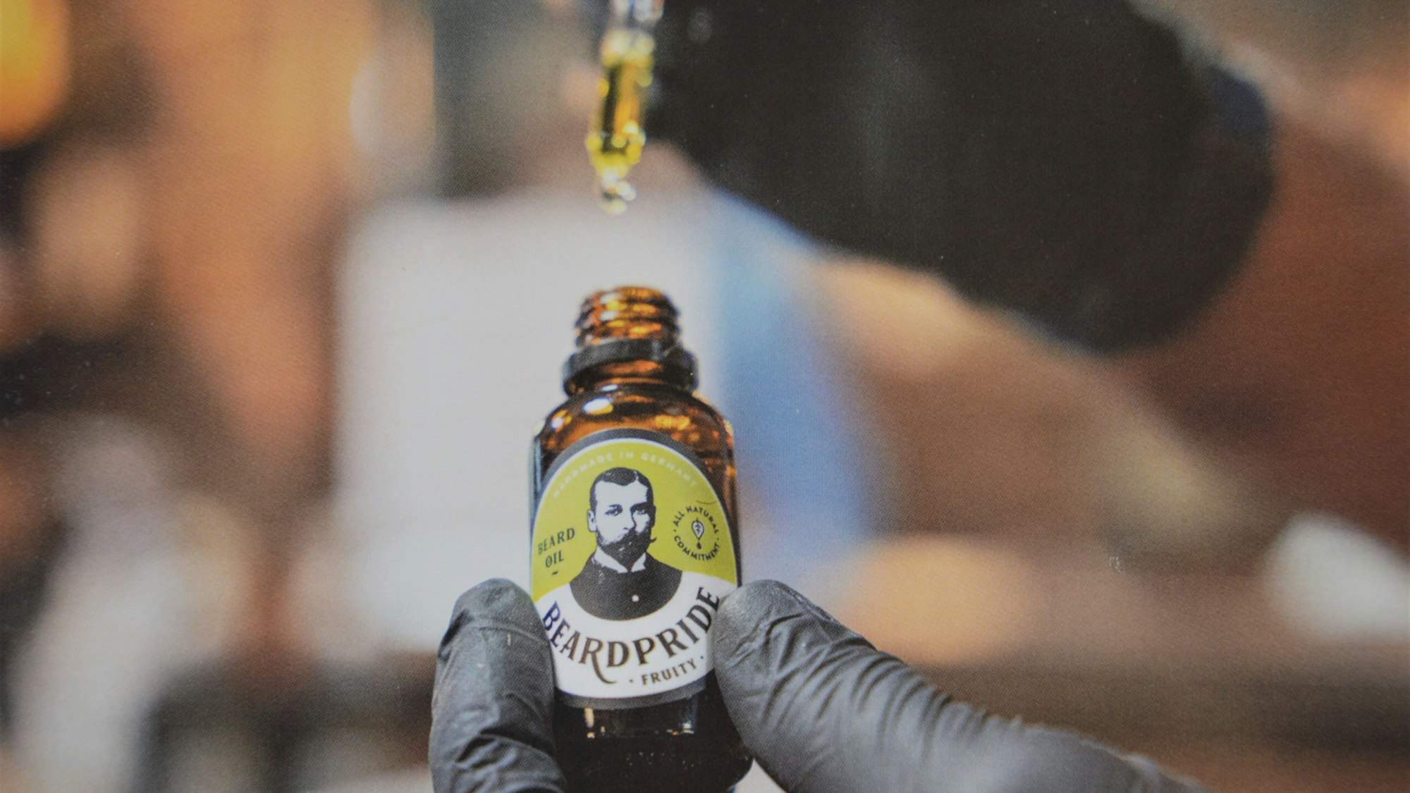 Ol wird mit einer Pipette in eine Flasche gegeben.