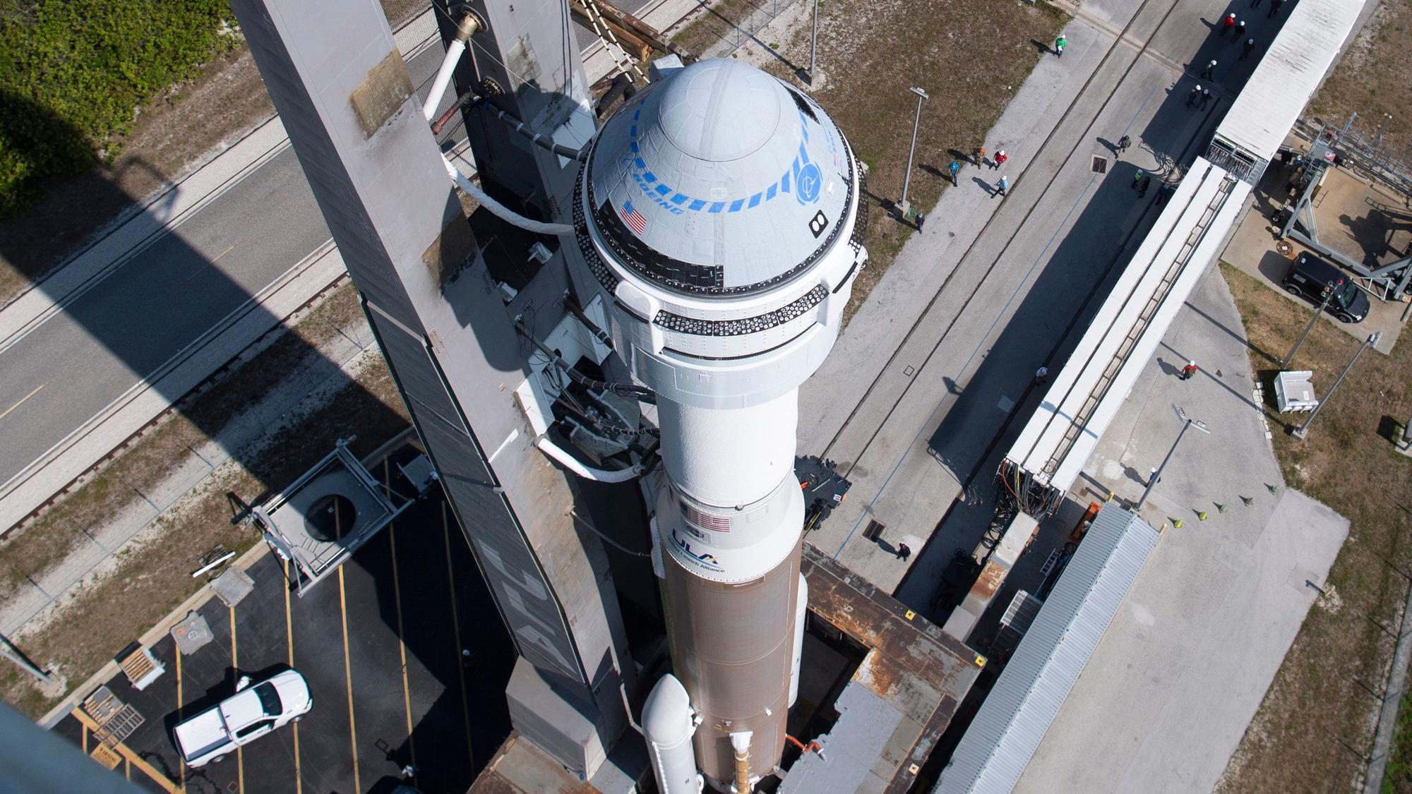 Das Starliner-Raumschiff von Boeing wird auf dem Weltraumbahnhof Cape Canaveralaus der vertikalen Integrationsanlage gerollt.