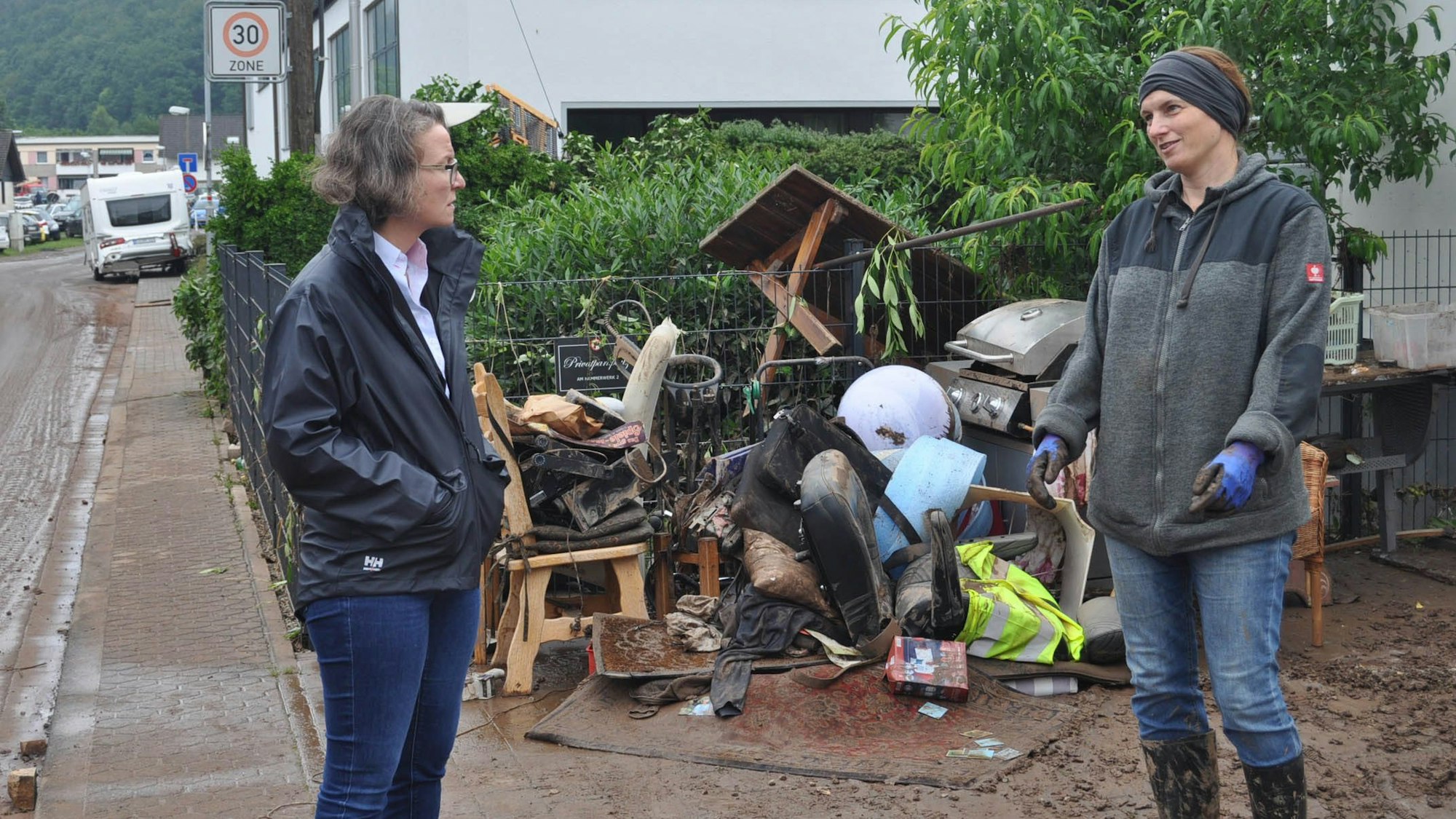 NRW-Ministerin Ina Scharrenbach am 16. Juni 2021 im Gespräch mit einer Flutbetroffenen.