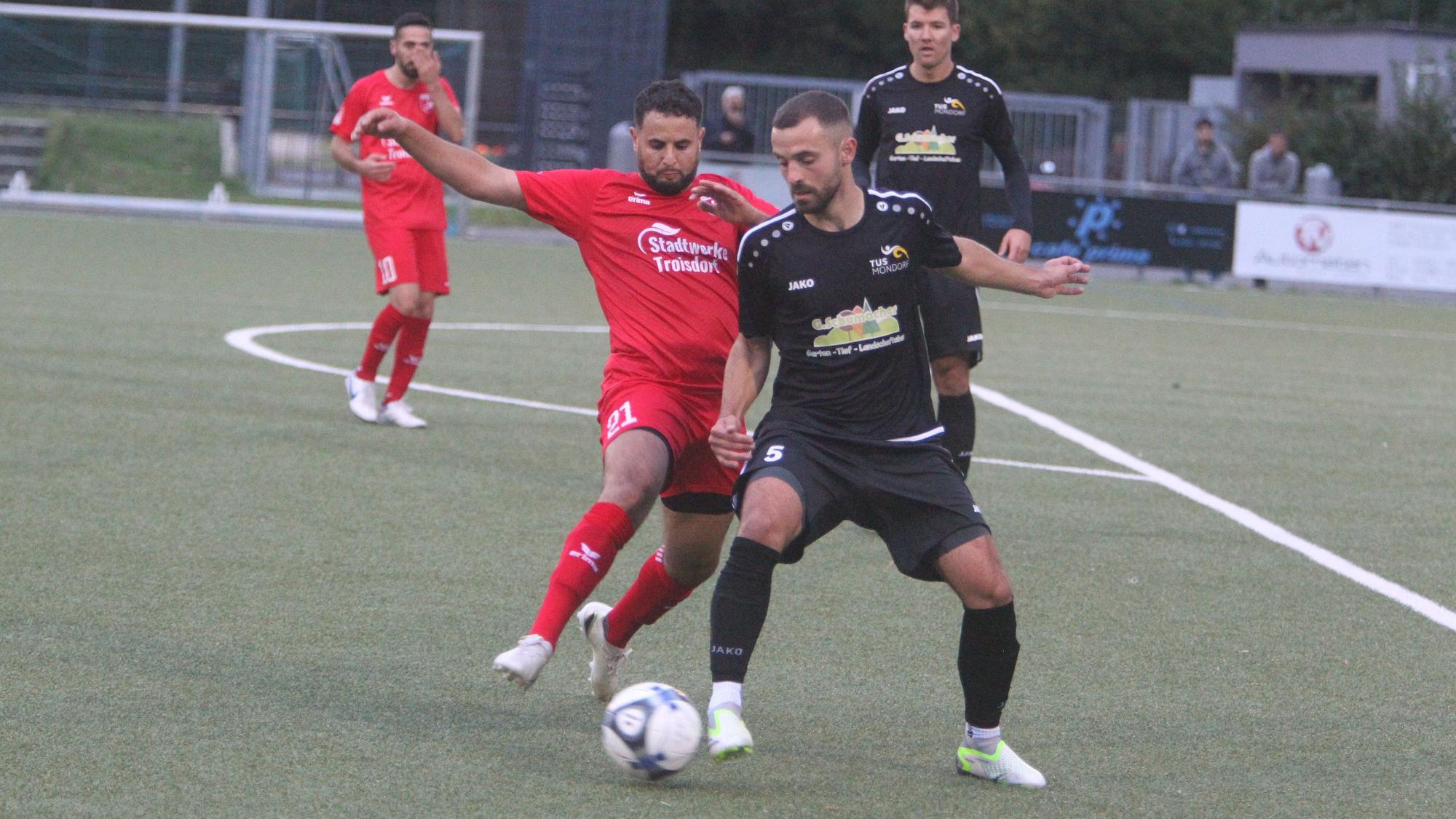 Troisdorfs Rachid Bouallal (links) attackiert Mondorfs Lindit Gashi.