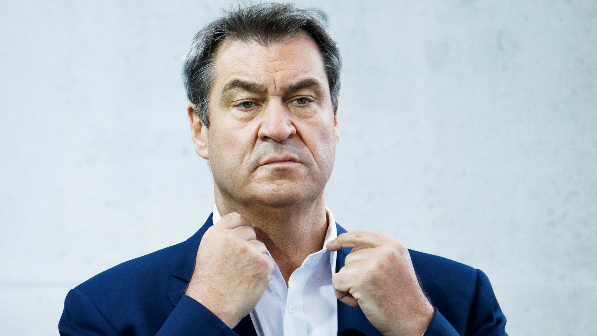 Markus Söder (CSU), Bundesvorsitzende seiner Partei, steht kurz vor Aufzeichnung für das ARD-Sommerinterview auf der Terrasse des Marie-Elisabeth-Lüders-Hauses in Berlin.