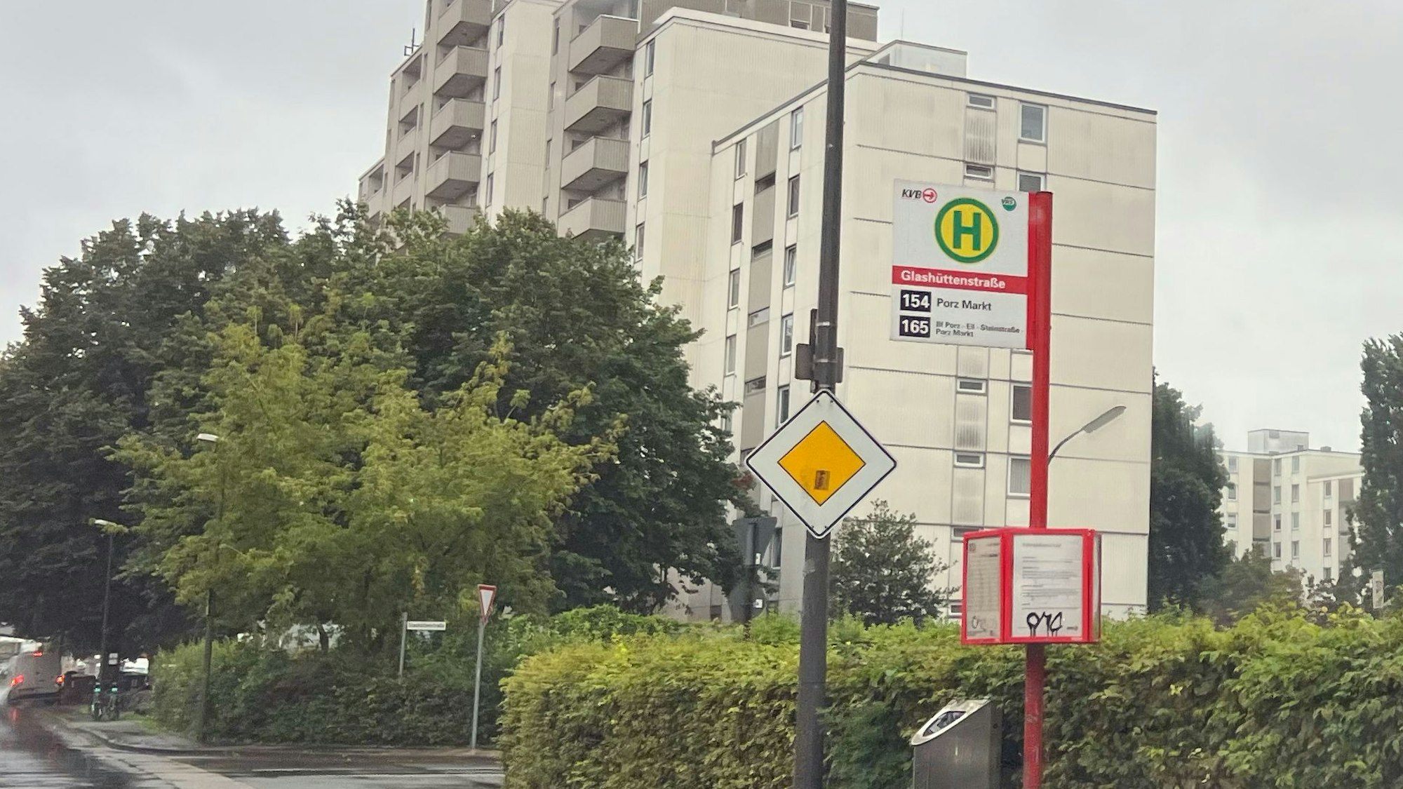 Wenn es nach der Jugend-Bezirksvertretung in Porz geht, soll künftig kein Fahrgast an Bushaltestellen in Porz im Regen stehen.