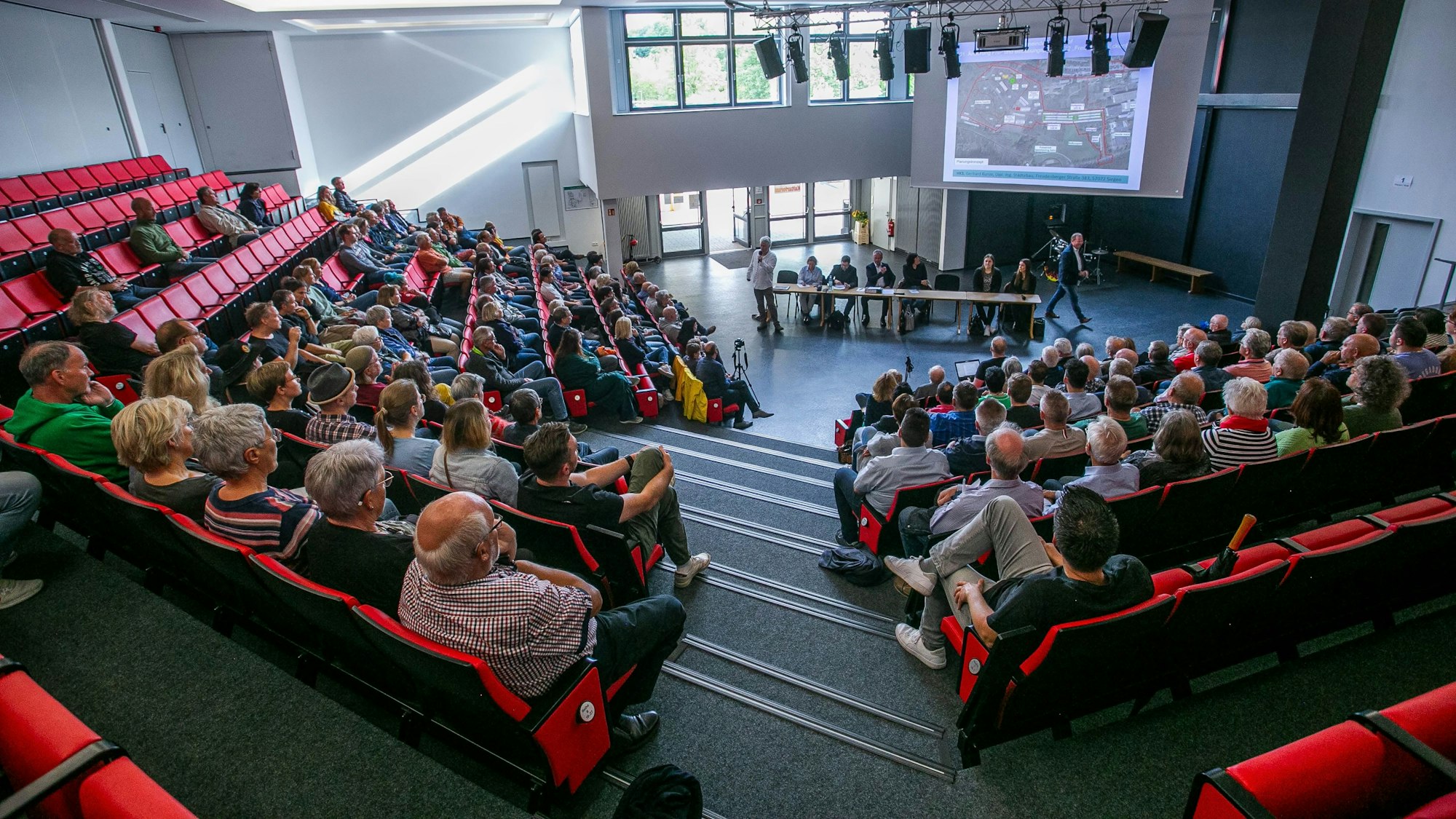 Das Bild zeigt volle Sitzreihen im Forum des Schulzentrums.