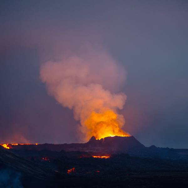 Lava tritt aus dem Krater eines Vulkans in der Nähe des Berges Litli-Hrútur aus, etwa 40 Kilometer südwestlich von Reykjavik.