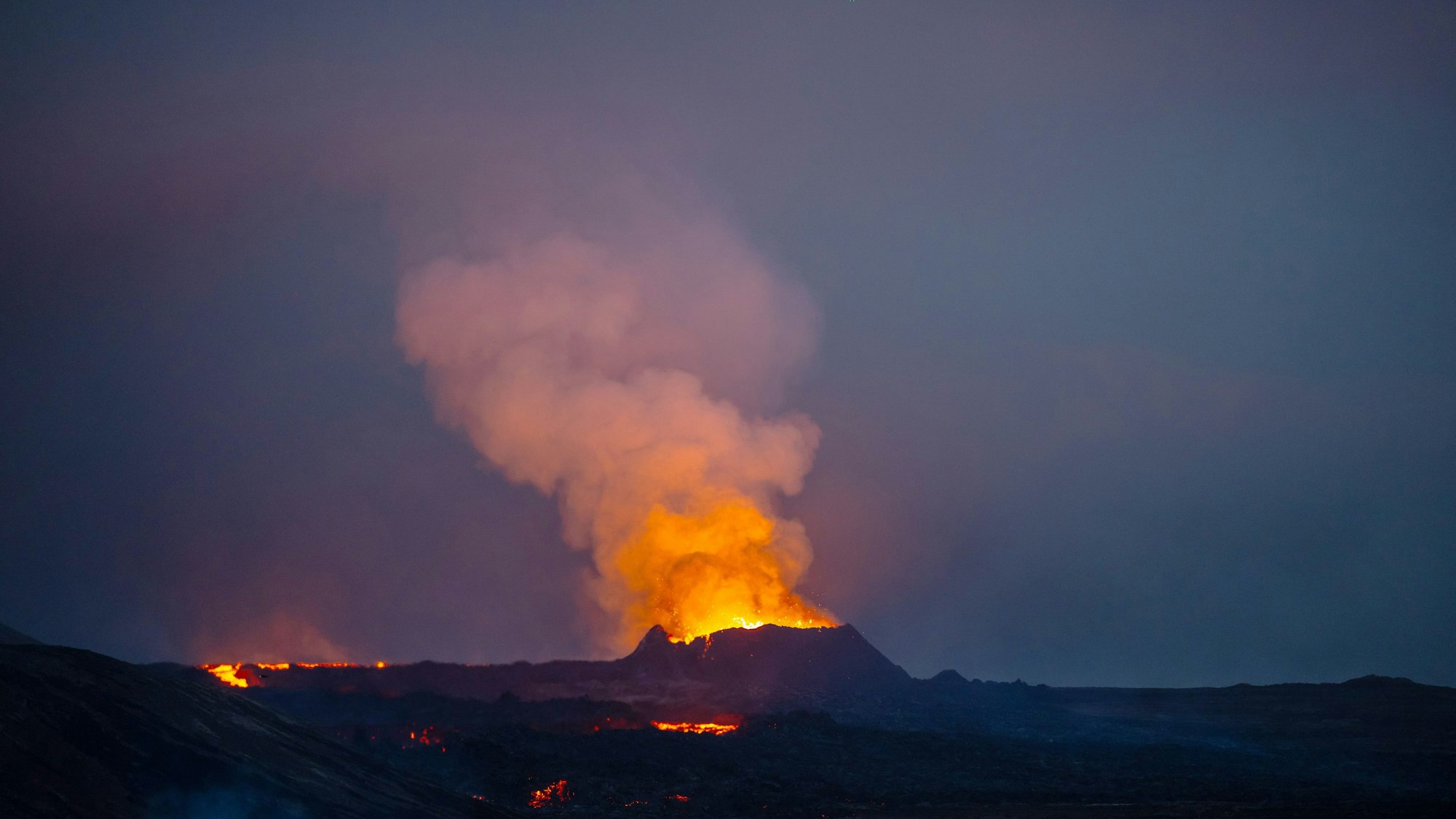 Lava tritt aus dem Krater eines Vulkans in der Nähe des Berges Litli-Hrútur aus, etwa 40 Kilometer südwestlich von Reykjavik.