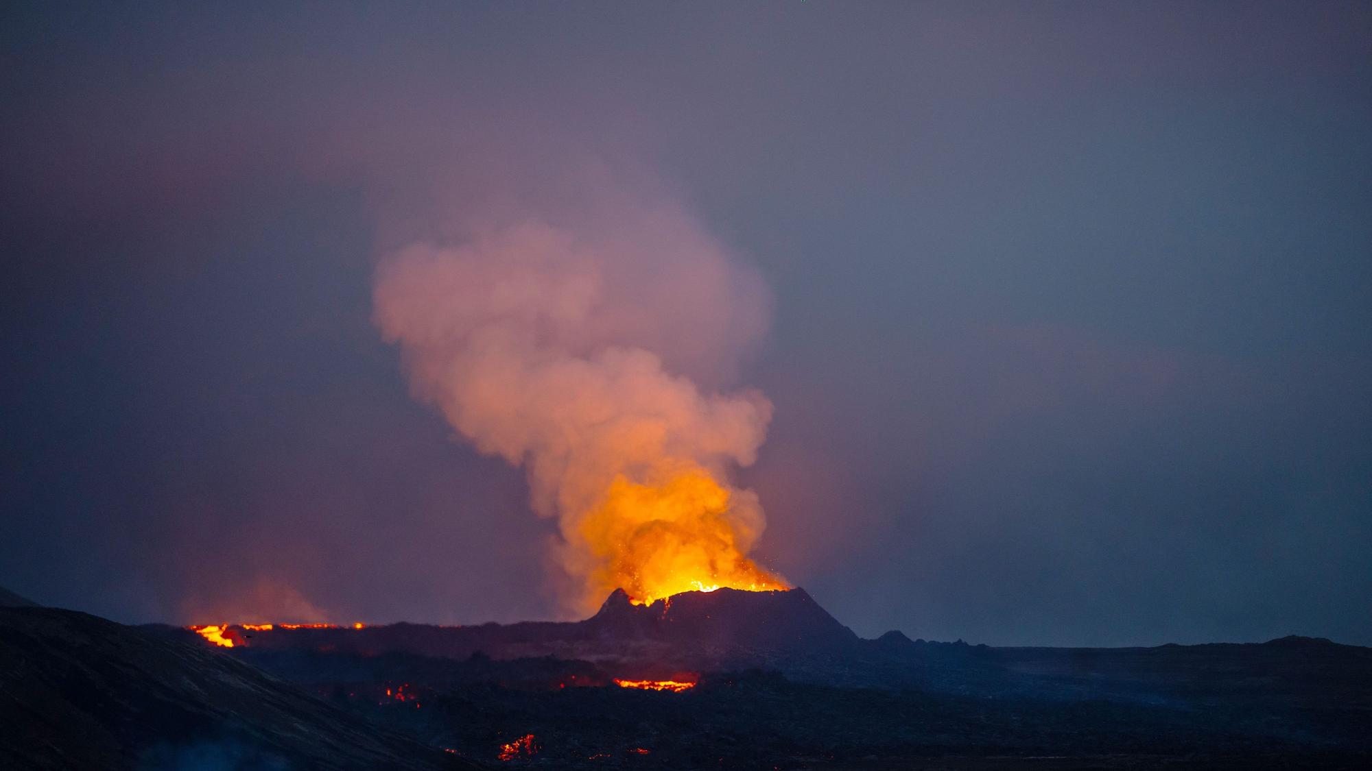 Lava tritt aus dem Krater eines Vulkans in der Nähe des Berges Litli-Hrútur aus, etwa 40 Kilometer südwestlich von Reykjavik.
