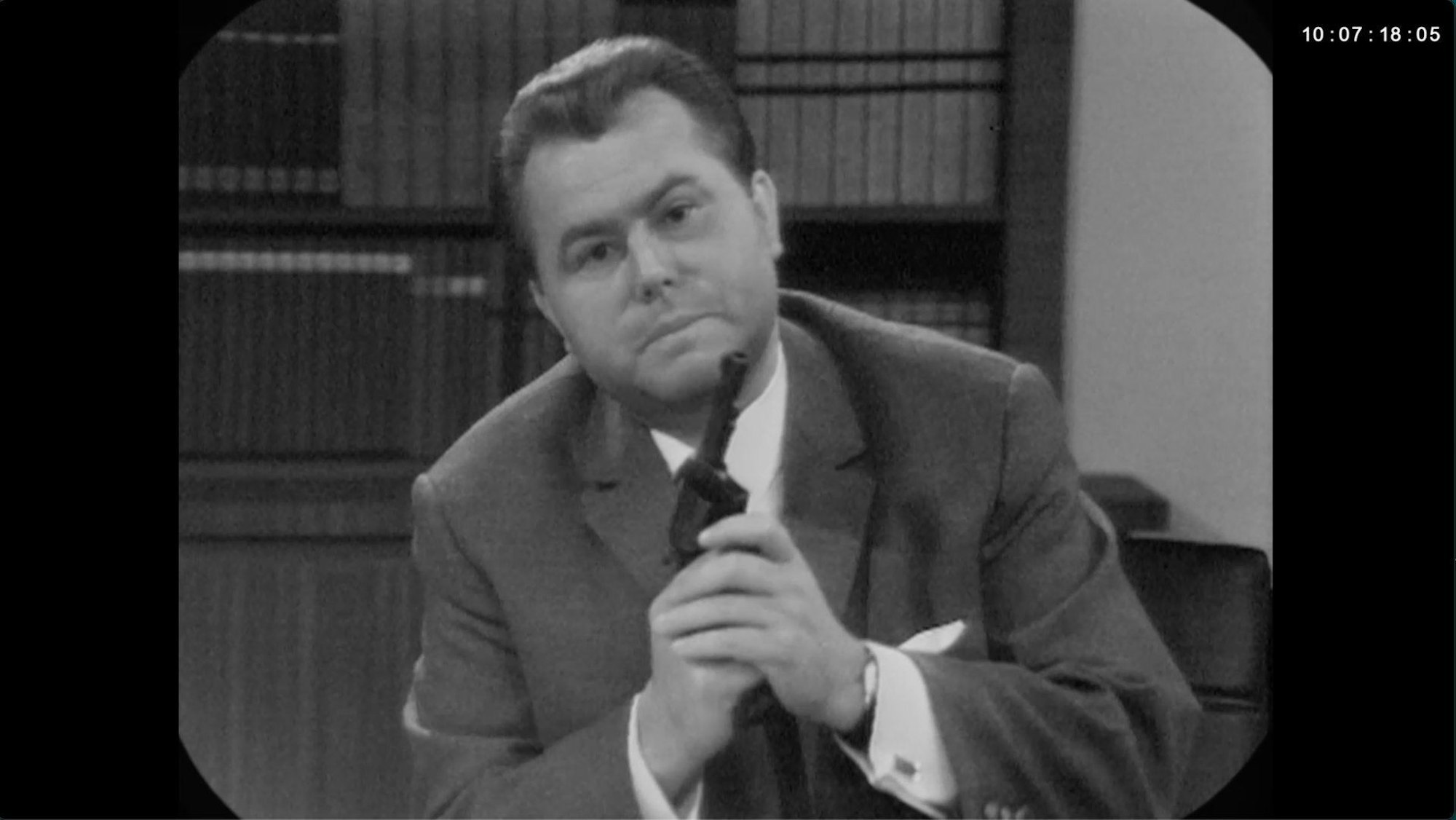 Ein Schwarz-Weiß-Bild von Eduard Zimmermann aus den frühen Jahren seiner Sendung.