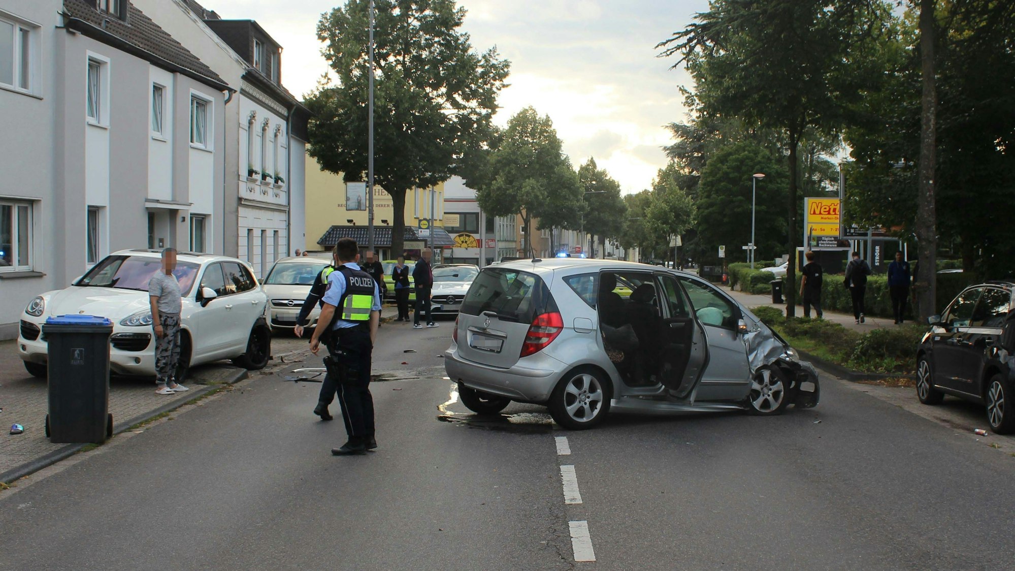 Der Wagen steht mit geöffneter Türe quer auf der Straße, man sieht, dass die Frot eingedellt ist.