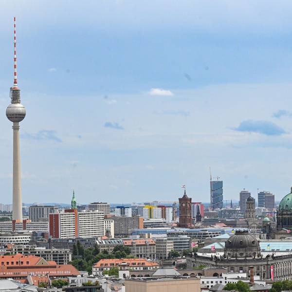 PRODUKTION - 05.07.2023, Berlin: Luftaufnahme mit Fernsehturm und Berliner Dom. (zu dpa-KORR Fernsehtürme in Deutschland - Ausblick ist Ausnahme) Foto: Britta Pedersen/dpa +++ dpa-Bildfunk +++