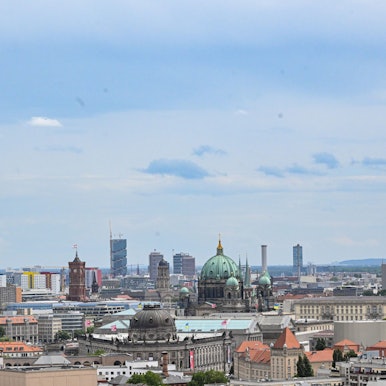 PRODUKTION - 05.07.2023, Berlin: Luftaufnahme mit Fernsehturm und Berliner Dom. (zu dpa-KORR Fernsehtürme in Deutschland - Ausblick ist Ausnahme) Foto: Britta Pedersen/dpa +++ dpa-Bildfunk +++