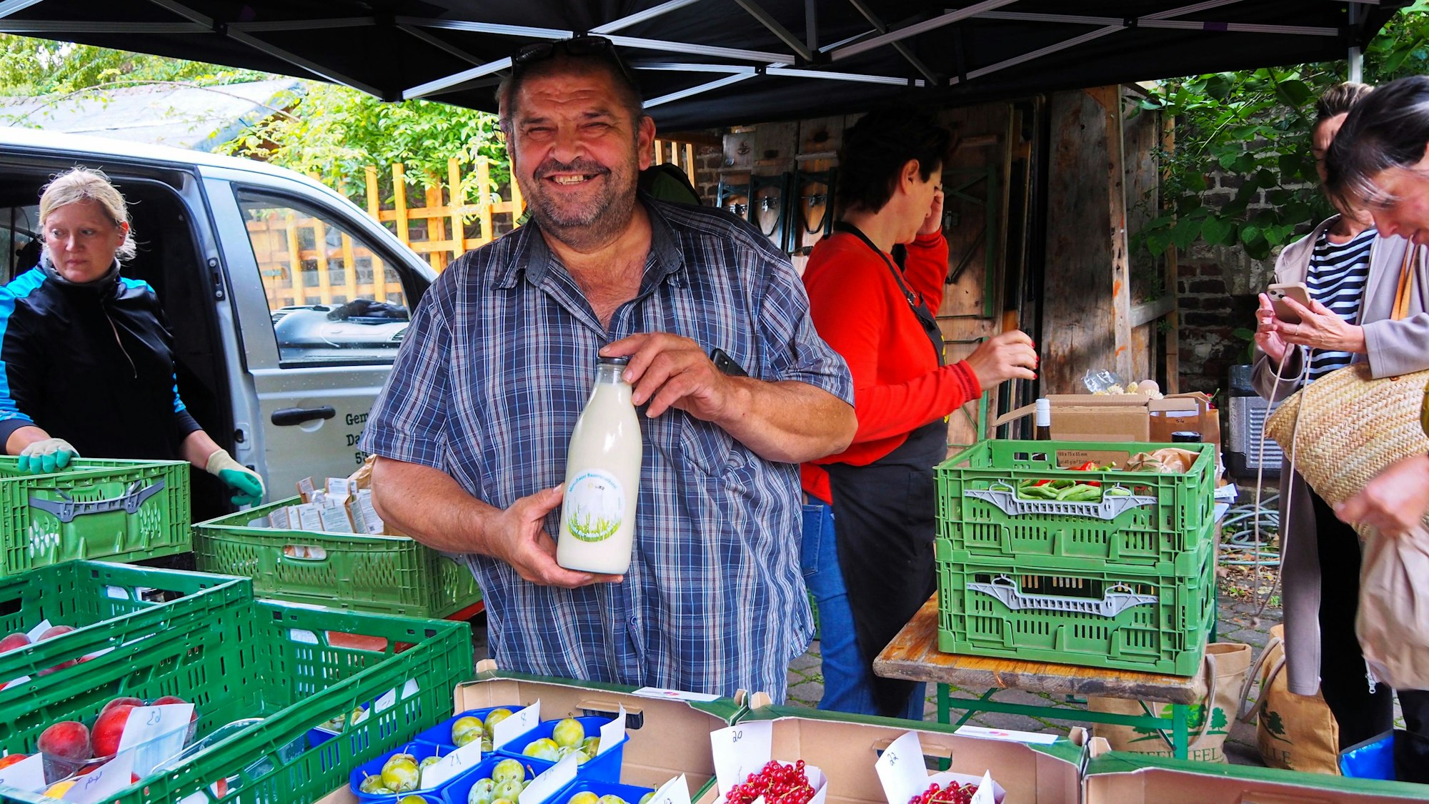 Milchbauer Josef Thomas zeigt eine Milschflasche.