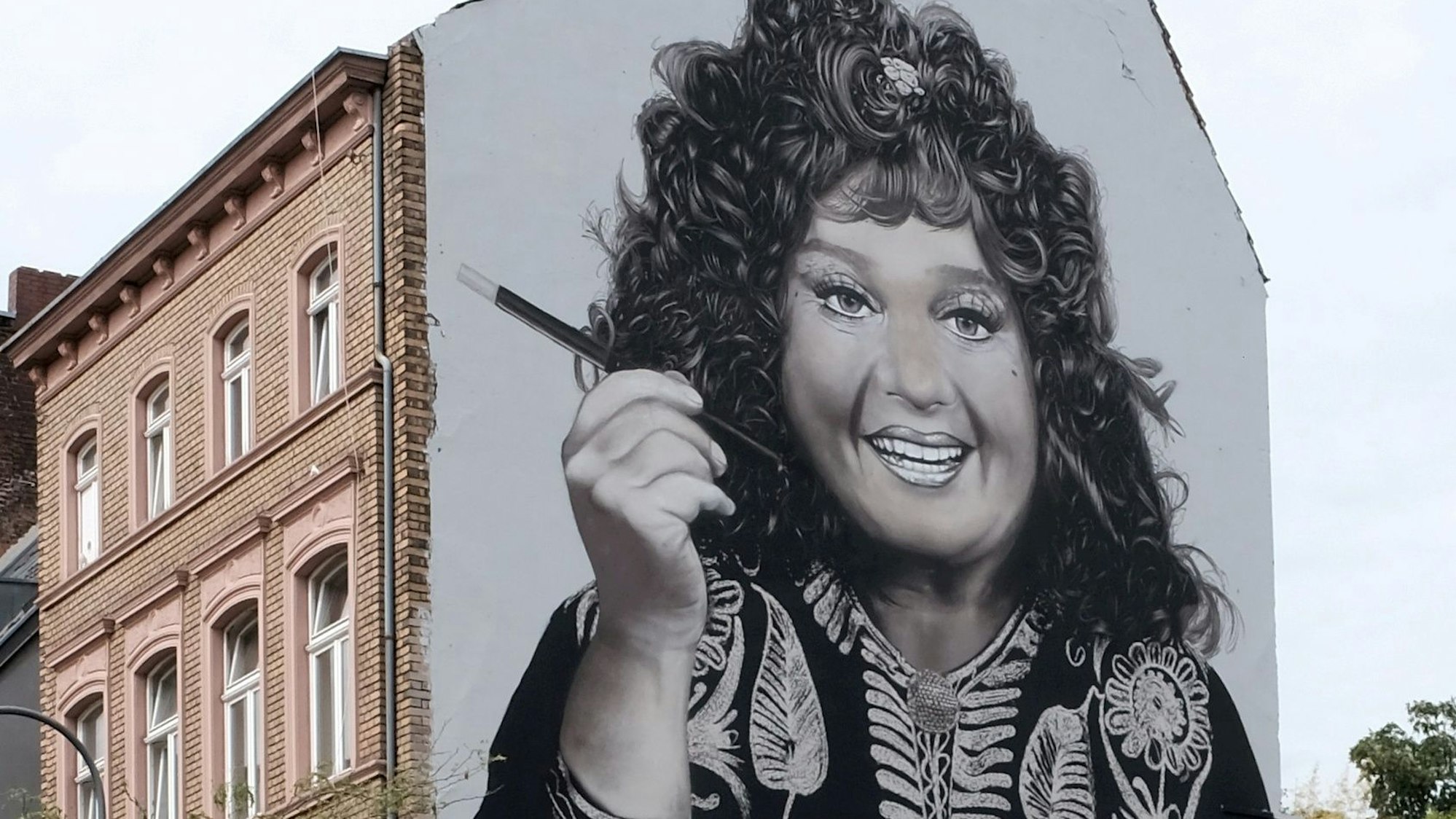 Trude Herr als Wandgemälde auf einem Hausgiebel an der Venloer Strasse, Ecke Körnerstrasse.