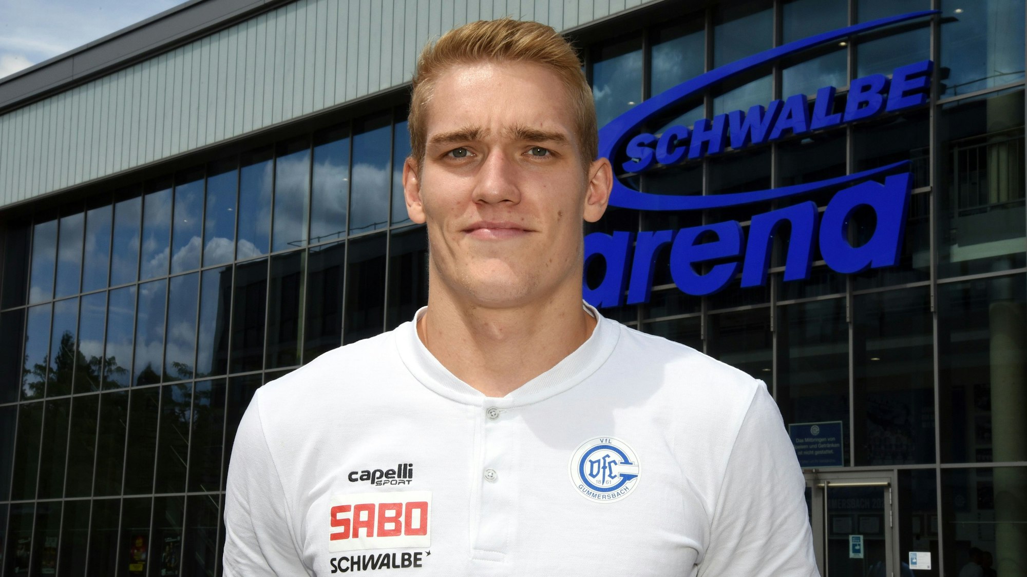 VfL-Handballer Tom Jansen steht vor der Schwalbe-Arena.
