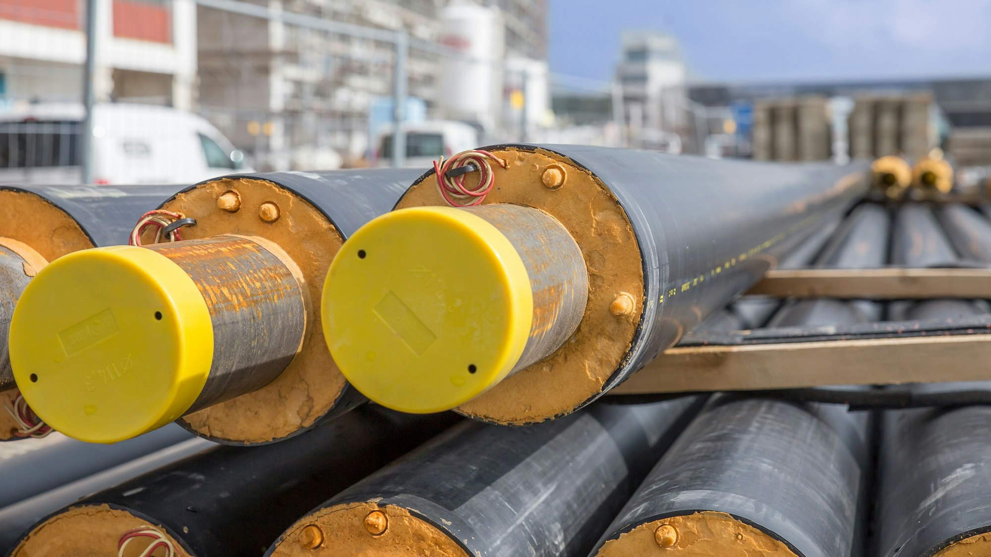 Fernwärme Rohrlager an der Baustelle Butzweilerhof