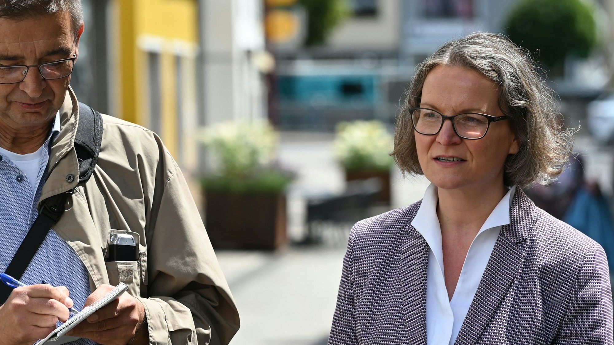 Ministerin Ina Scharrenbach und Redakteur Christoph Heup bei ihrem Gang durch Gemünd.
