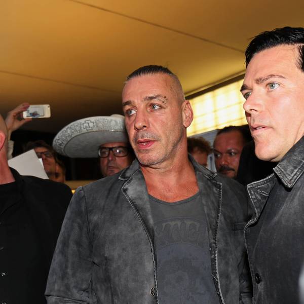 Rammstein-Mitglieder: Sänger Till Lindemann (l.) und Gitarrist Richard Z. Kruspe bei einer Filmpremiere im September 2015. Kruspe hat sich am Montag in einem Instagram-Beitrag wohl auch zu den Vorwürfen gegen Lindemann geäußert. (Archivbild)