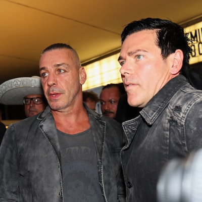 Rammstein-Mitglieder: Sänger Till Lindemann (l.) und Gitarrist Richard Z. Kruspe bei einer Filmpremiere im September 2015. Kruspe hat sich am Montag in einem Instagram-Beitrag wohl auch zu den Vorwürfen gegen Lindemann geäußert. (Archivbild)