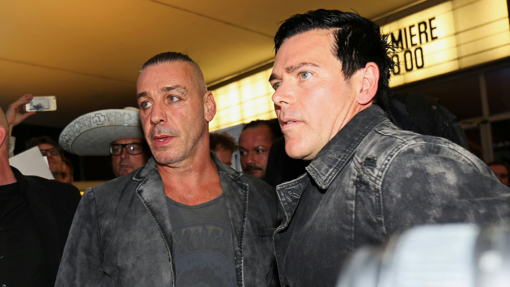 Rammstein-Mitglieder: Sänger Till Lindemann (l.) und Gitarrist Richard Z. Kruspe bei einer Filmpremiere im September 2015. Kruspe hat sich am Montag in einem Instagram-Beitrag wohl auch zu den Vorwürfen gegen Lindemann geäußert. (Archivbild)