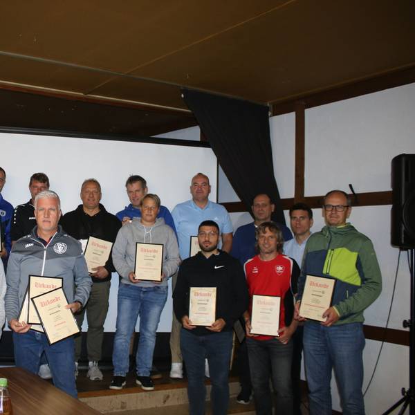 Ein Gruppenfoto der Geehrten des Fußballkreises Berg.