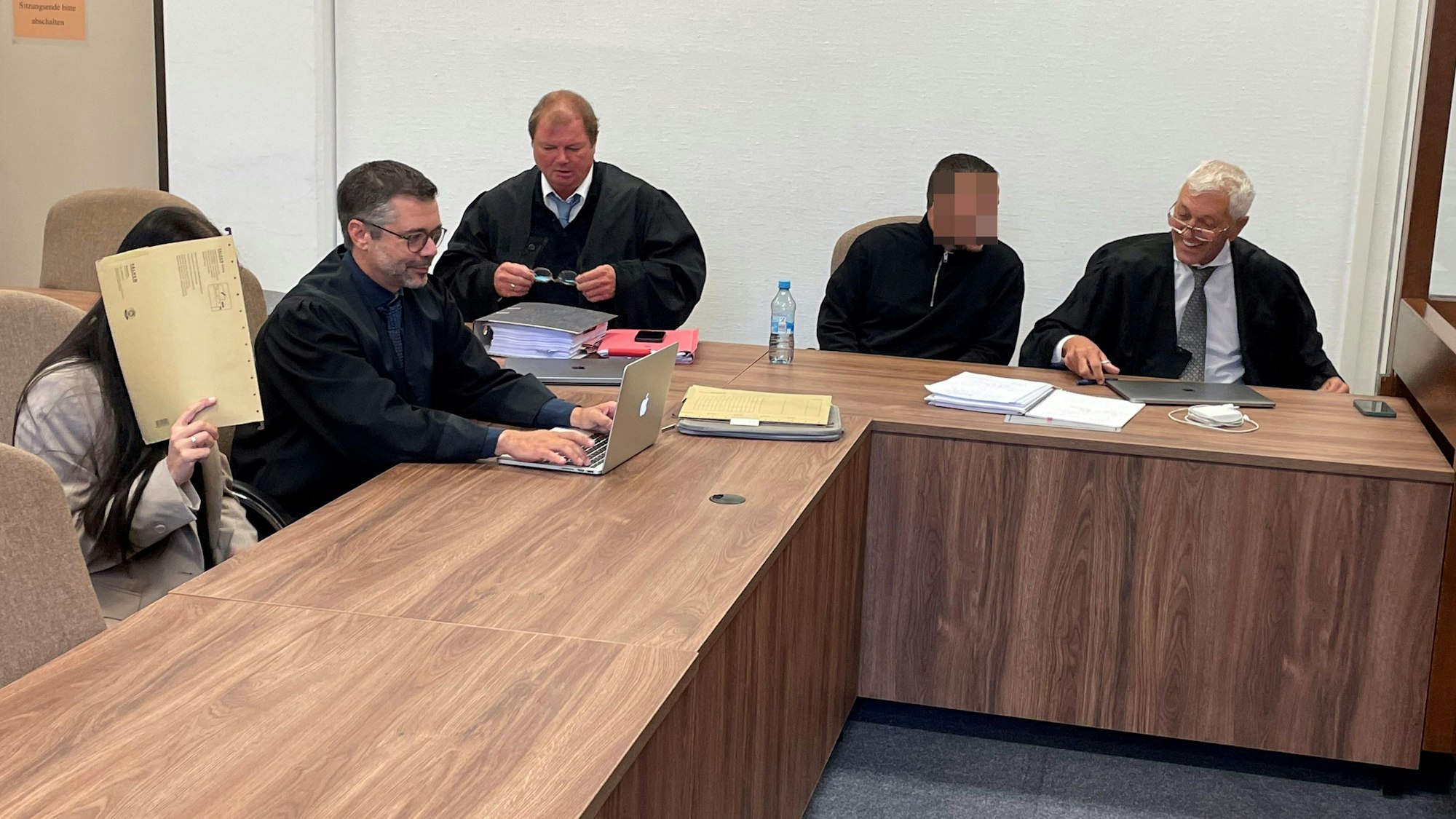 Die Angeklagten mit ihren Verteidigern im Kölner Landgericht