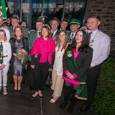 Vor dem „Pfarrer-Braun-Haus“ werden traditionell die Majestäten des
Schützenvereins Lindlar proklamiert.