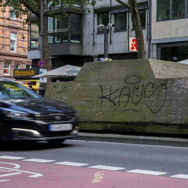 Die Skulptur "Ruhender Verkehr" ist eine Aktionsplastik auf dem Kölner Hohenzollernring, die im Jahre 1969 von Wolf Vostell geschaffen wurde.