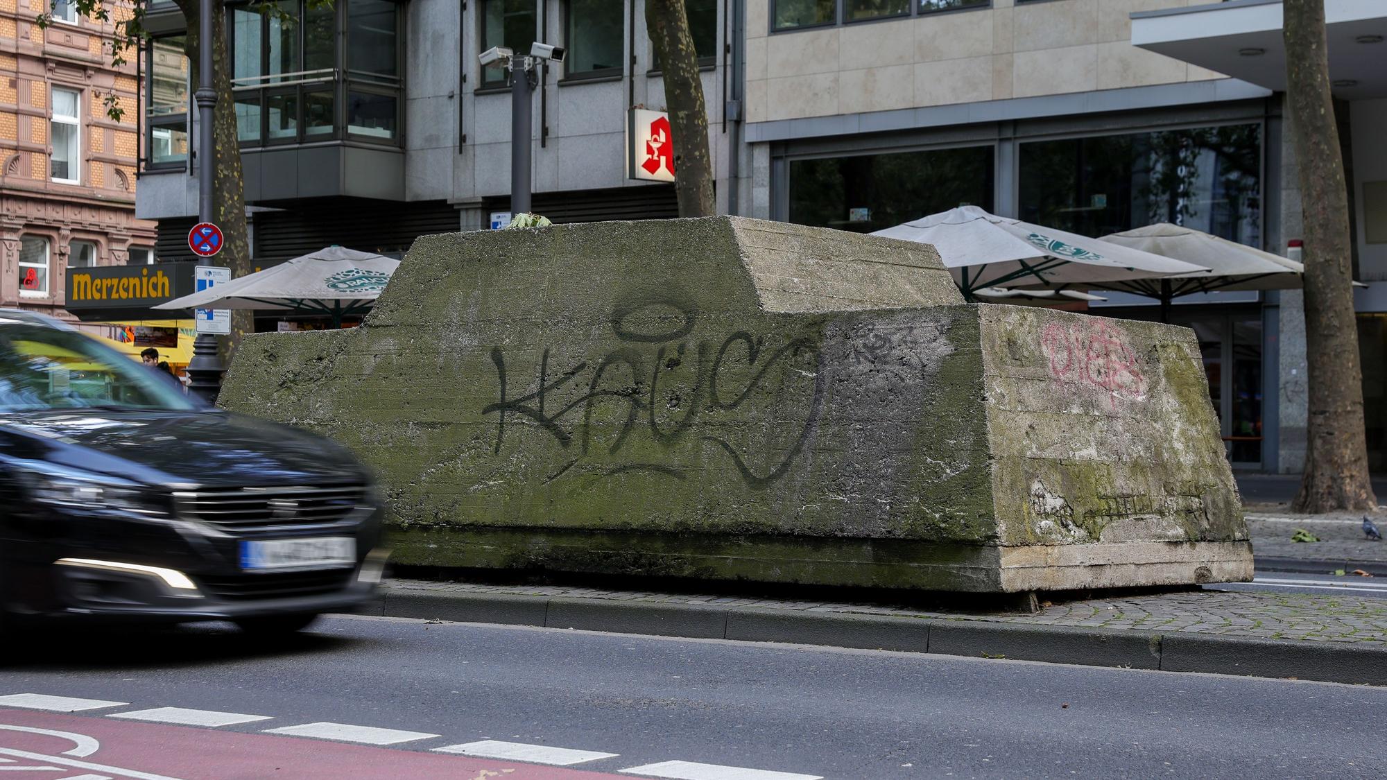 Die Skulptur "Ruhender Verkehr" ist eine Aktionsplastik auf dem Kölner Hohenzollernring, die im Jahre 1969 von Wolf Vostell geschaffen wurde.