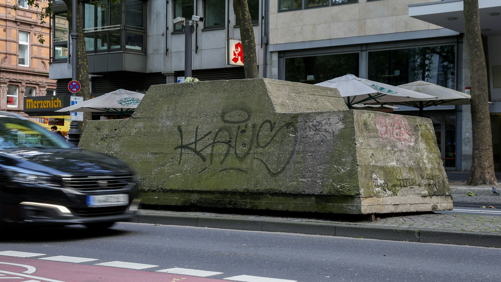 Die Skulptur "Ruhender Verkehr" ist eine Aktionsplastik auf dem Kölner Hohenzollernring, die im Jahre 1969 von Wolf Vostell geschaffen wurde.