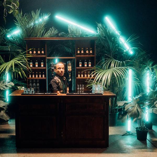 Peter Gatzweiler als Barkeeper hinter der Mini-Bar.