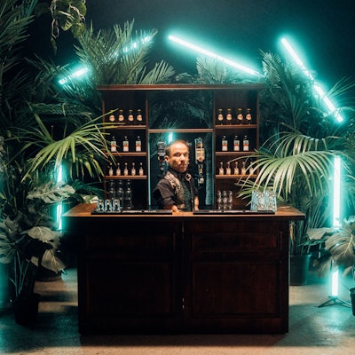 Peter Gatzweiler als Barkeeper hinter der Mini-Bar.