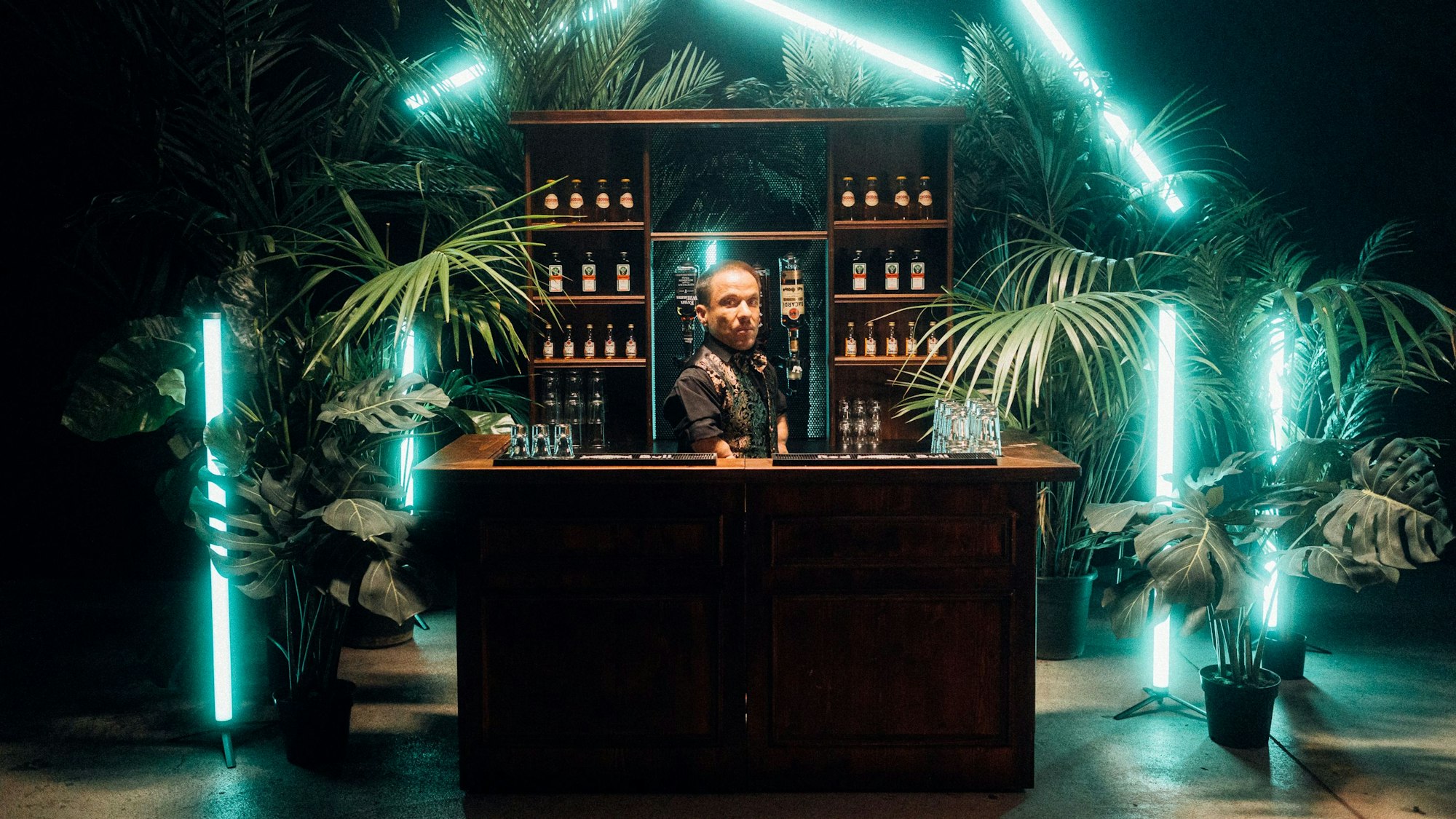 Peter Gatzweiler als Barkeeper hinter der Mini-Bar.