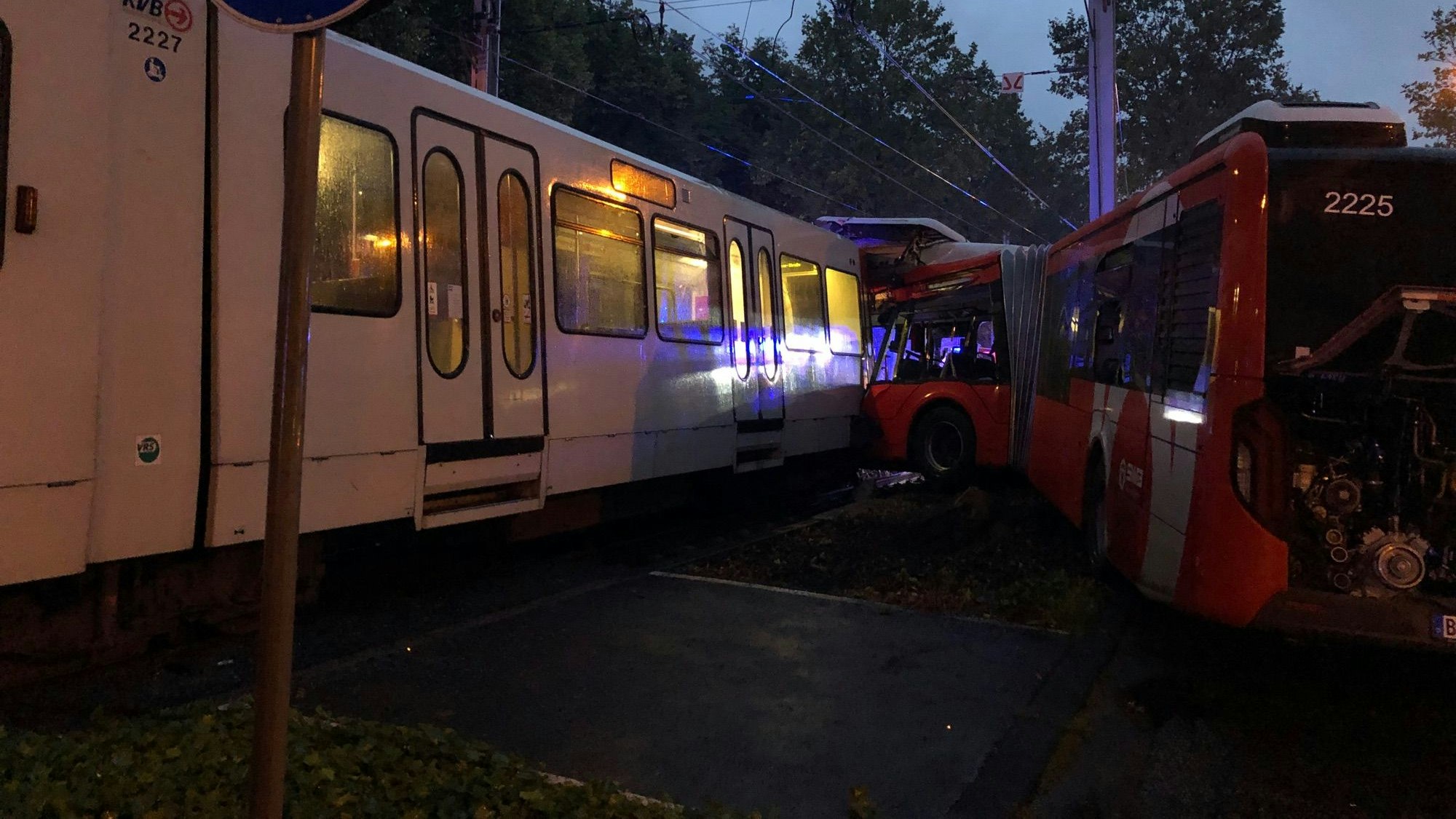 Der Bus wurde auf den Gleisen von der Stadtbahn der Linie 16 erfasst. Beide Fahrzeuge wurden schwer beschädigt und müssen aufwendig geborgen werden.