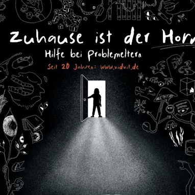 Auf einem schwarz-weiß gestalteten Plakat ist ein Kind zu sehen, dass eine Tür öffnet, darüber der Schriftzug: „Dein Zuhause ist der Horror? Hilfe bei Problemeltern. Seit 20 Jahren: www.kidkit.de“