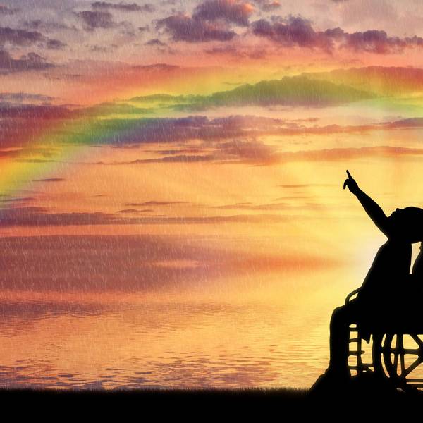 Die Silhouette eines Mädchens im Rollstuhl in der Abendsonne, das mit dem Finger auf einen Regenbogen zeigt.