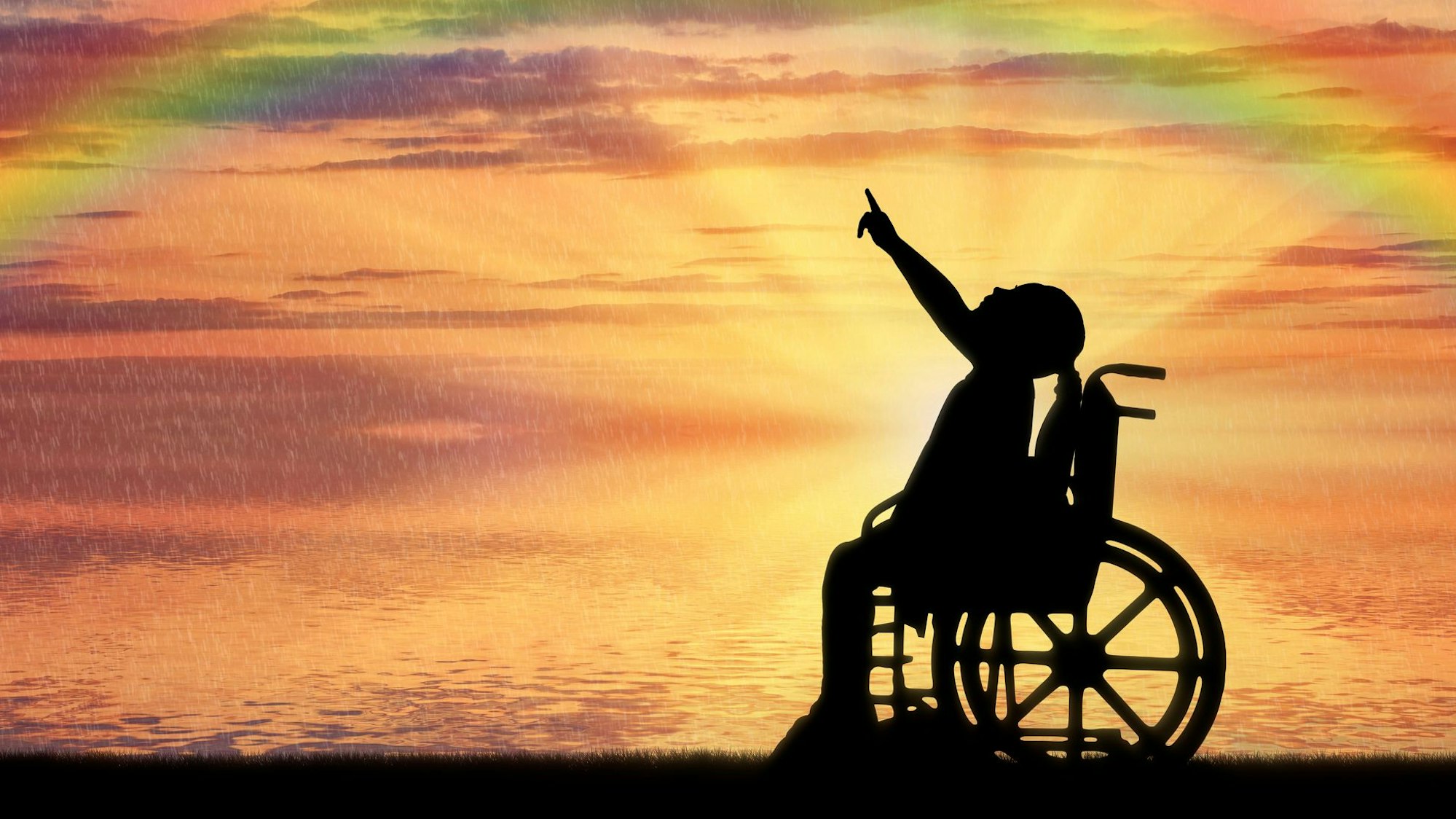 Die Silhouette eines Mädchens im Rollstuhl in der Abendsonne, das mit dem Finger auf einen Regenbogen zeigt.