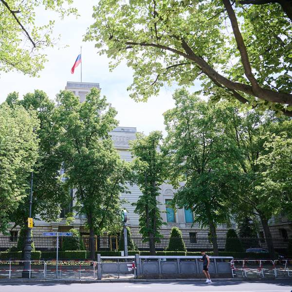 31.05.2023, Berlin: Die Flagge von Russland weht auf dem Dach der russischen Botschaft an der Straße Unter den Linden.
