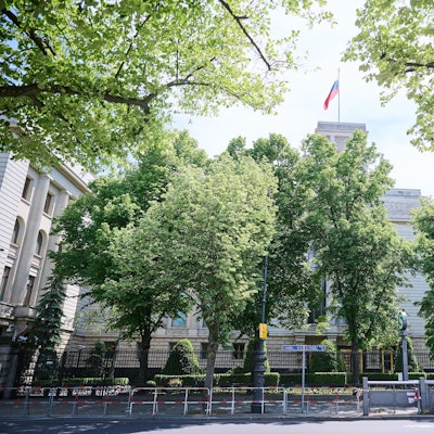 31.05.2023, Berlin: Die Flagge von Russland weht auf dem Dach der russischen Botschaft an der Straße Unter den Linden.