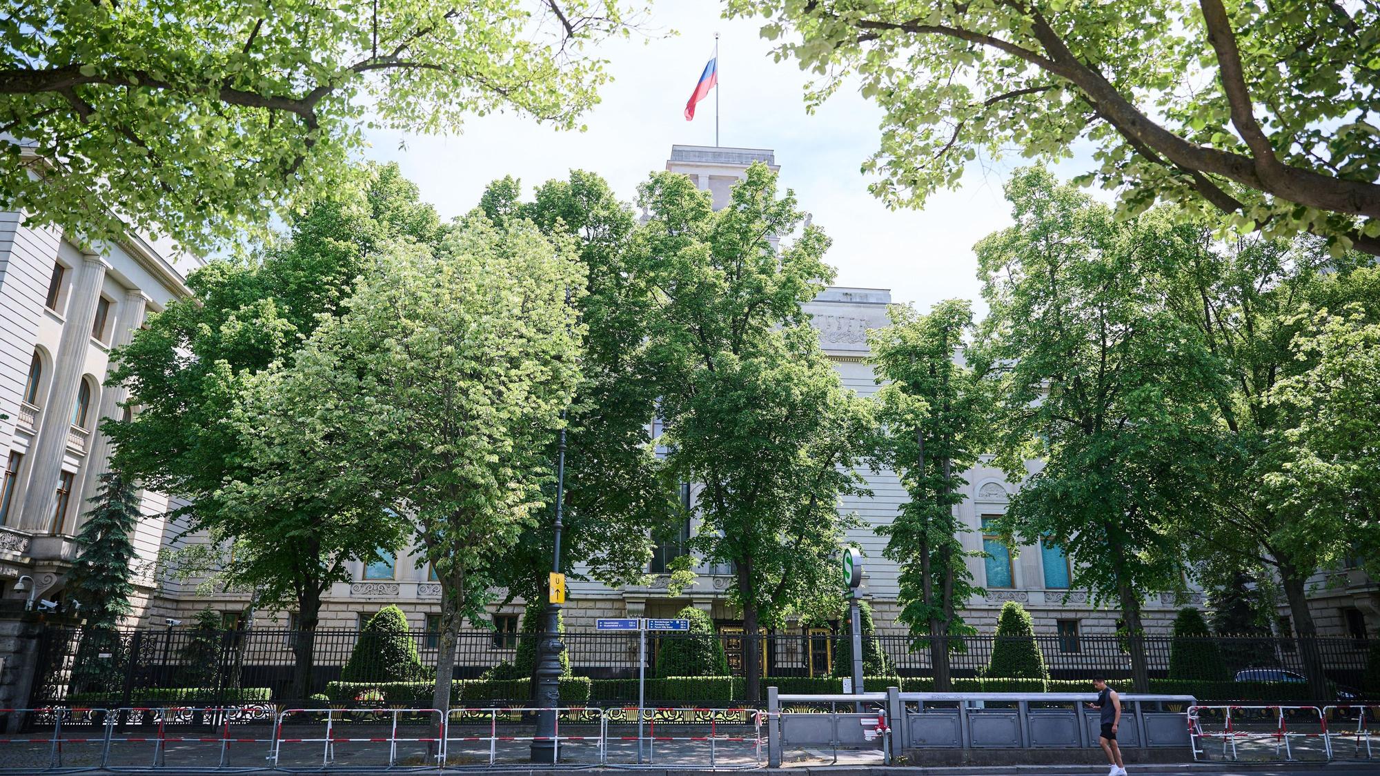 31.05.2023, Berlin: Die Flagge von Russland weht auf dem Dach der russischen Botschaft an der Straße Unter den Linden.