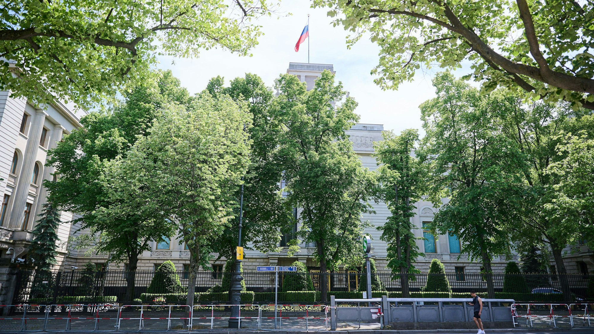 31.05.2023, Berlin: Die Flagge von Russland weht auf dem Dach der russischen Botschaft an der Straße Unter den Linden.