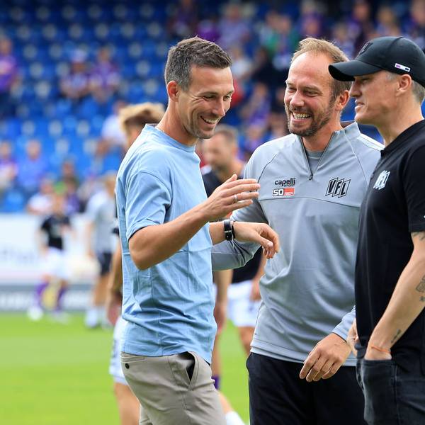 Der Kölner Martin Heck (M.), Co-Trainer beim VfL Osnabrück, und VfL-Chefcoach Tobias Schweinsteiger (r.) tauschen sich mit Karlsruhes Trainer Christian Eichner aus.