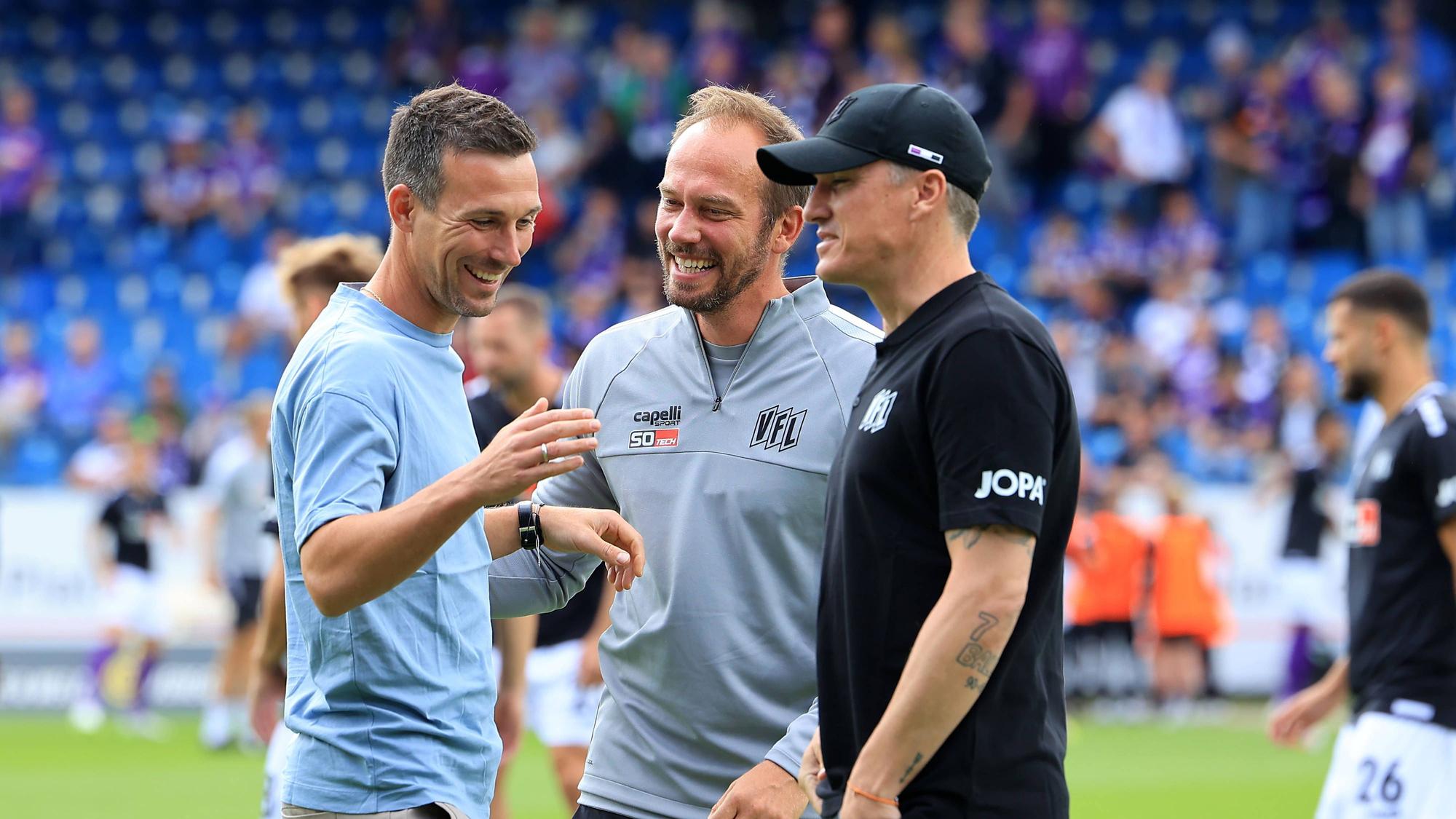 Der Kölner Martin Heck (M.), Co-Trainer beim VfL Osnabrück, und VfL-Chefcoach Tobias Schweinsteiger (r.) tauschen sich mit Karlsruhes Trainer Christian Eichner aus.
