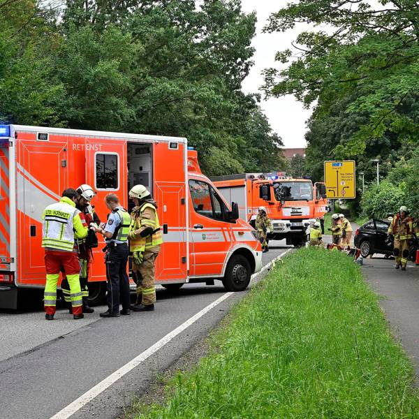 Feuerwehr und Rettungsdienst sind im Einsatz bei einem Unfall mit drei beteiligten Autos in Bergisch Gladbach-Moitzfeld.