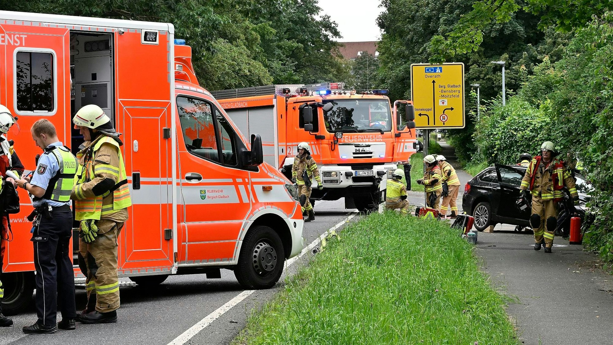 Feuerwehr und Rettungsdienst sind im Einsatz bei einem Unfall mit drei beteiligten Autos in Bergisch Gladbach-Moitzfeld.
