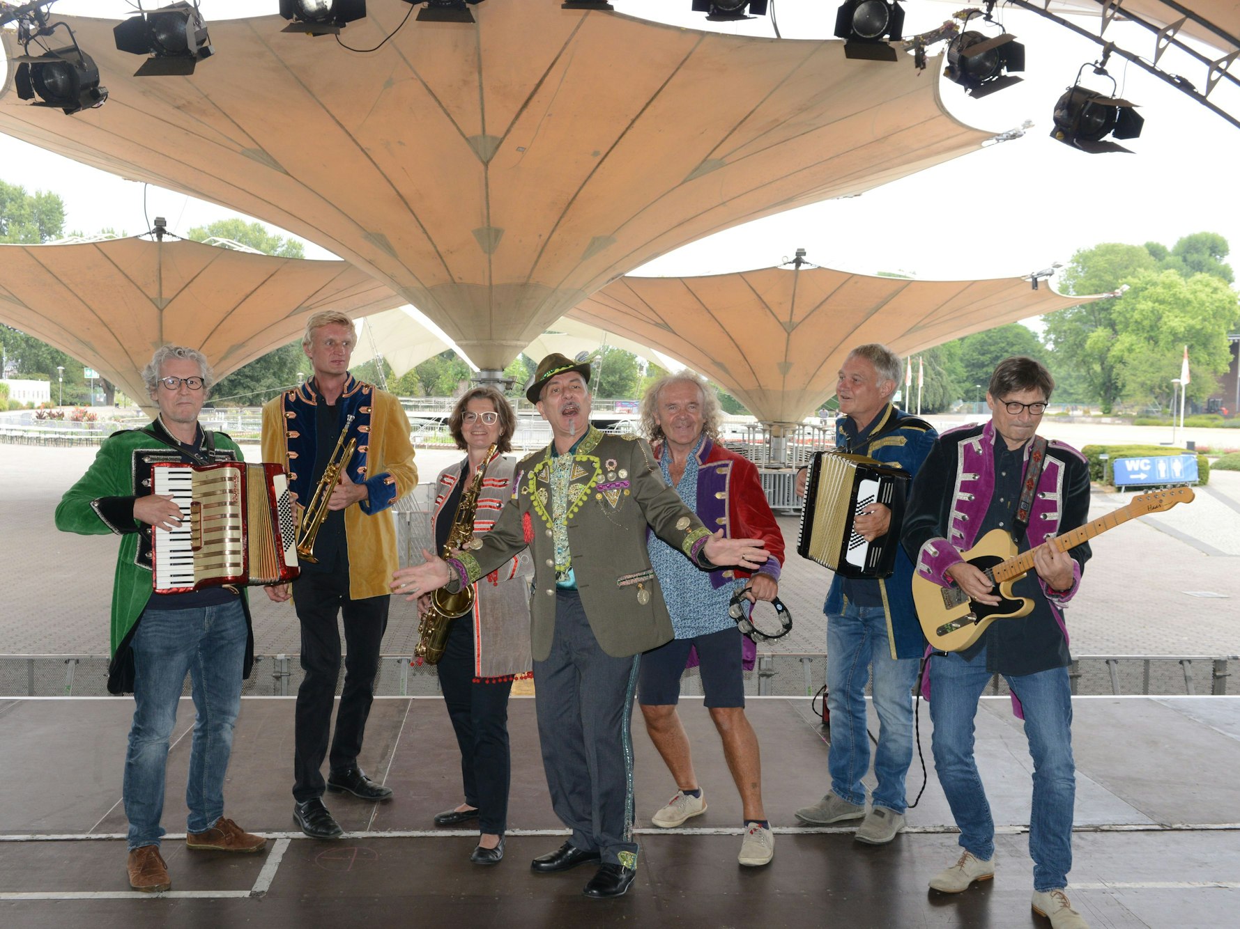 Die Band steht auf der Bühne des noch leeren Tanzbrunnen.
