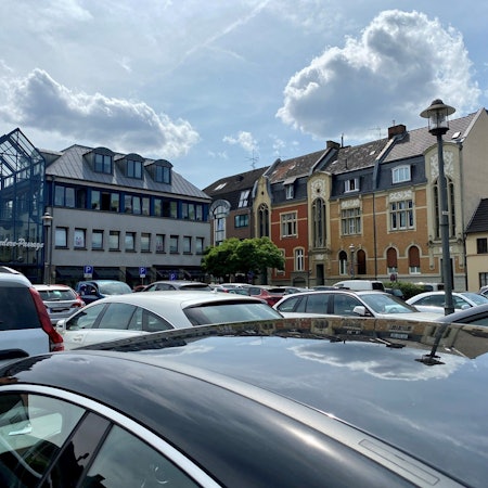 Das Bild zeigt den von vielen geparkten Autos besetzten Belvedere-Platz.