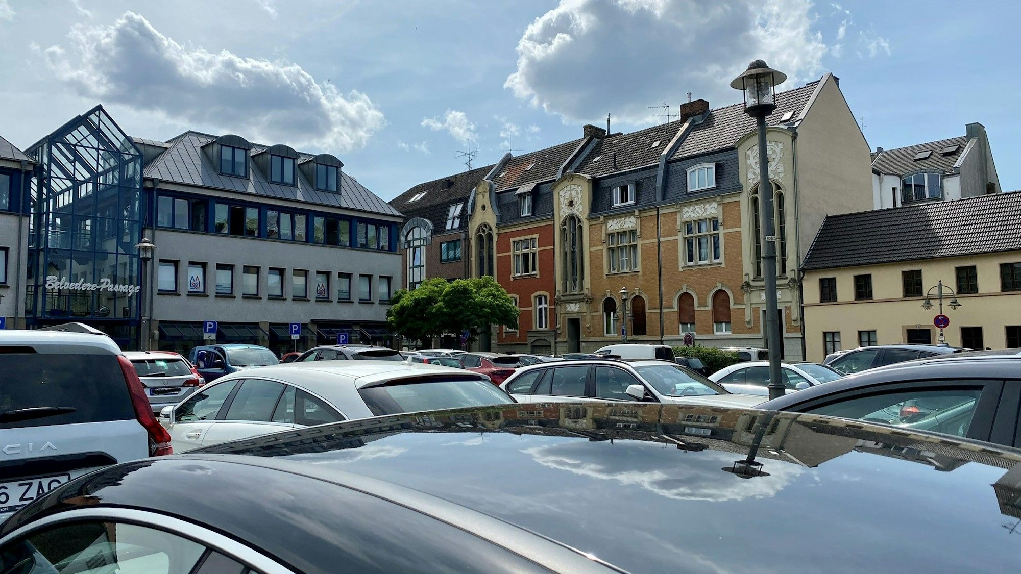 Das Bild zeigt den von vielen geparkten Autos besetzten Belvedere-Platz.