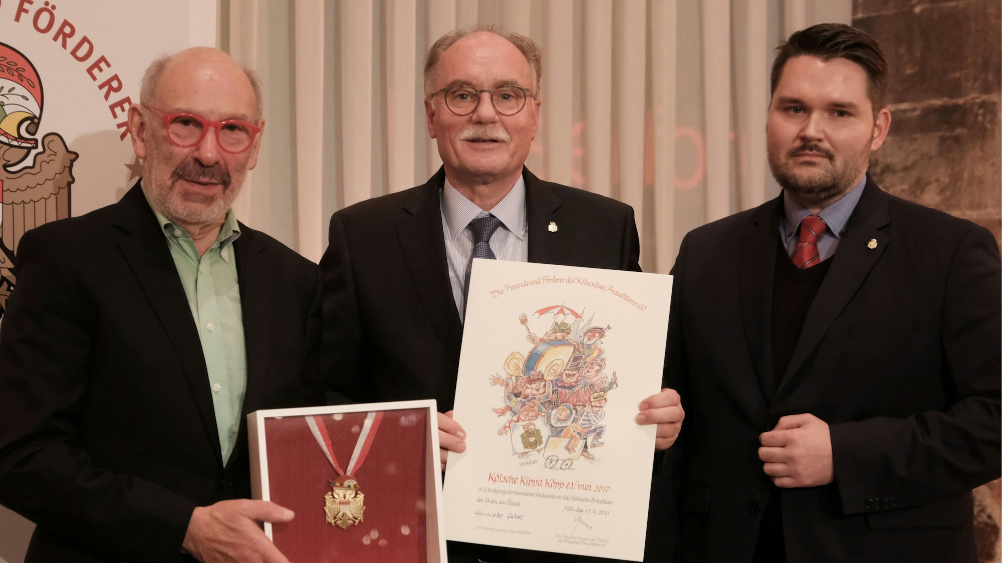 Das Bild zeigt Philipp Hoffmann (rechts) neben Carlos Levy (links) und Bernhard Conin.