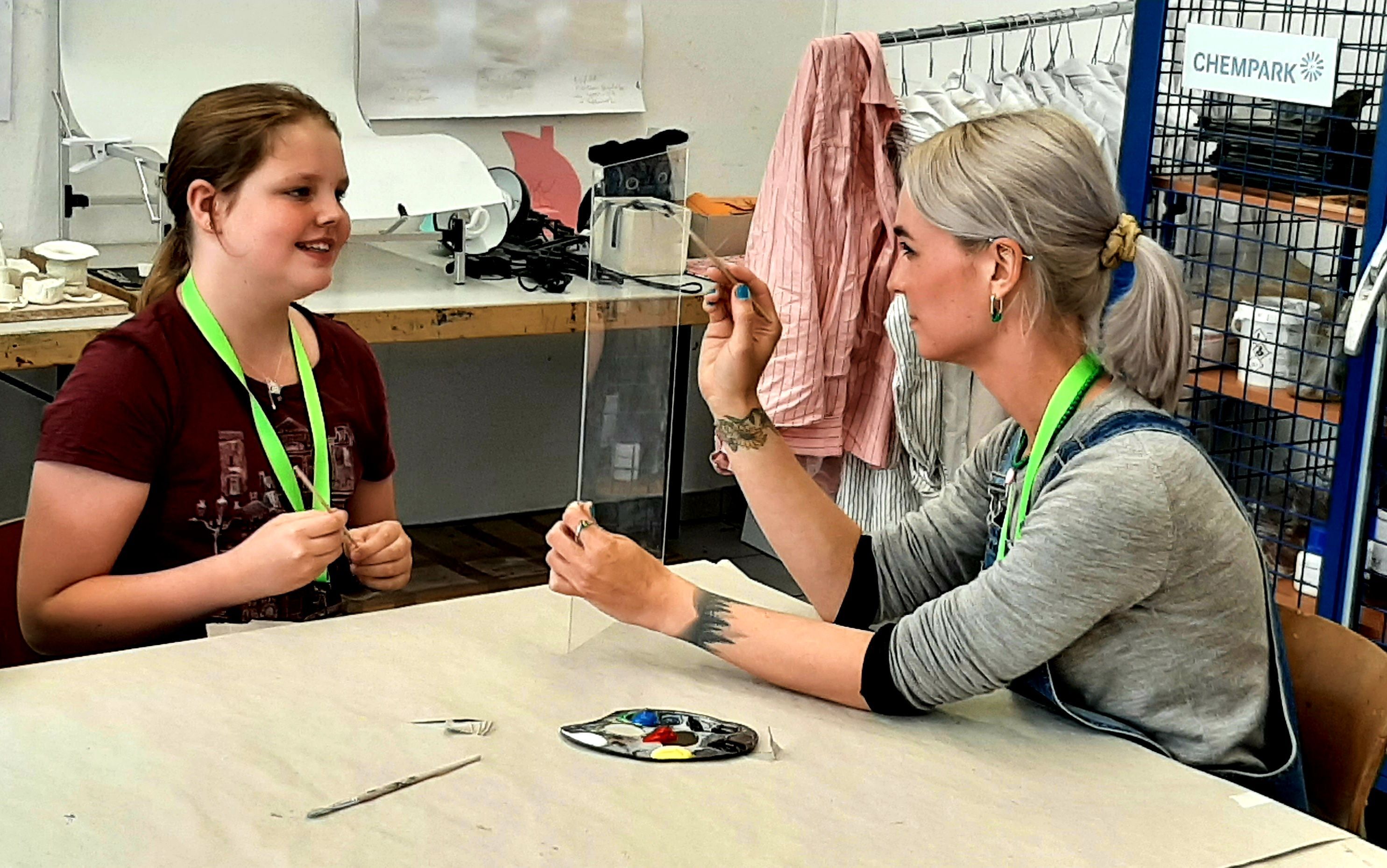 Nyke Slawik beim Malen mit den Kindern.