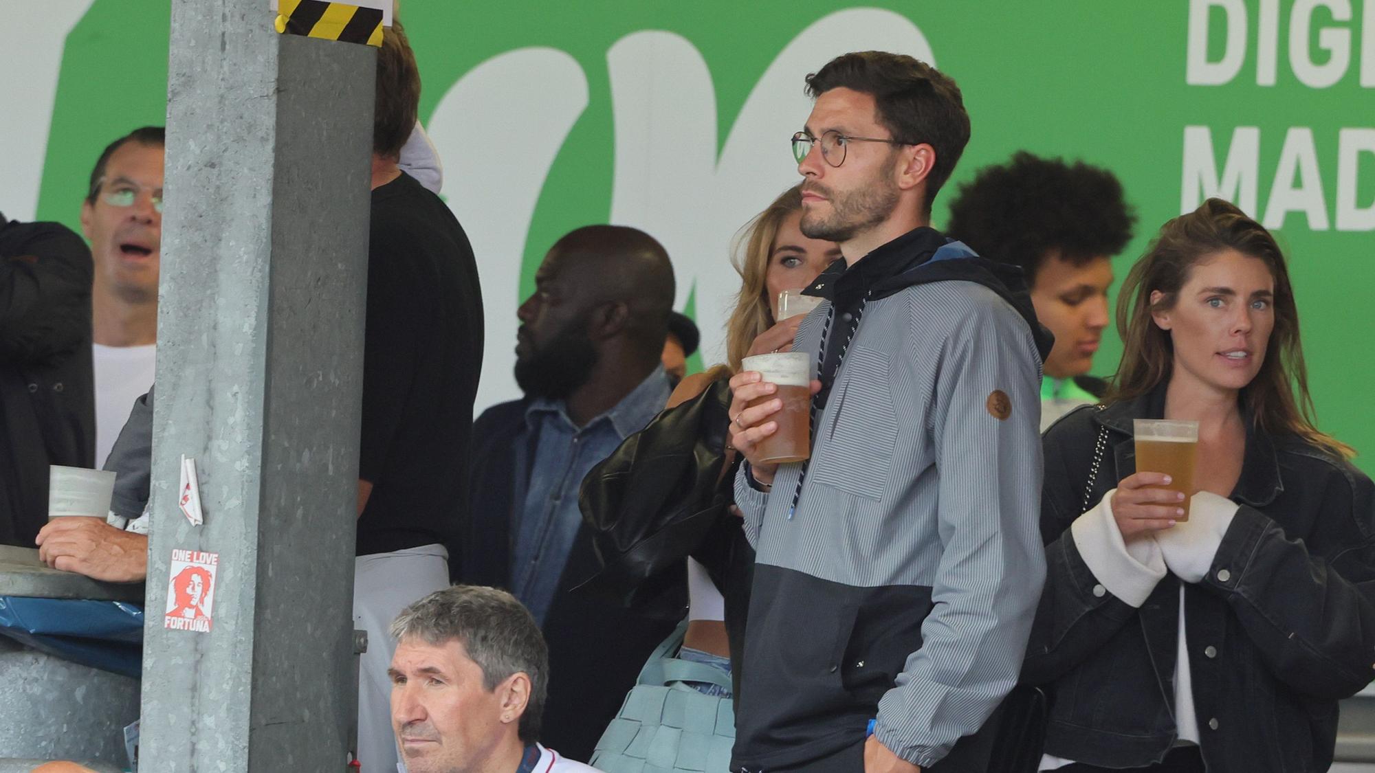 Ex-FC-Spieler Jonas Hector auf der Zuschauertribüne des Südstadions.