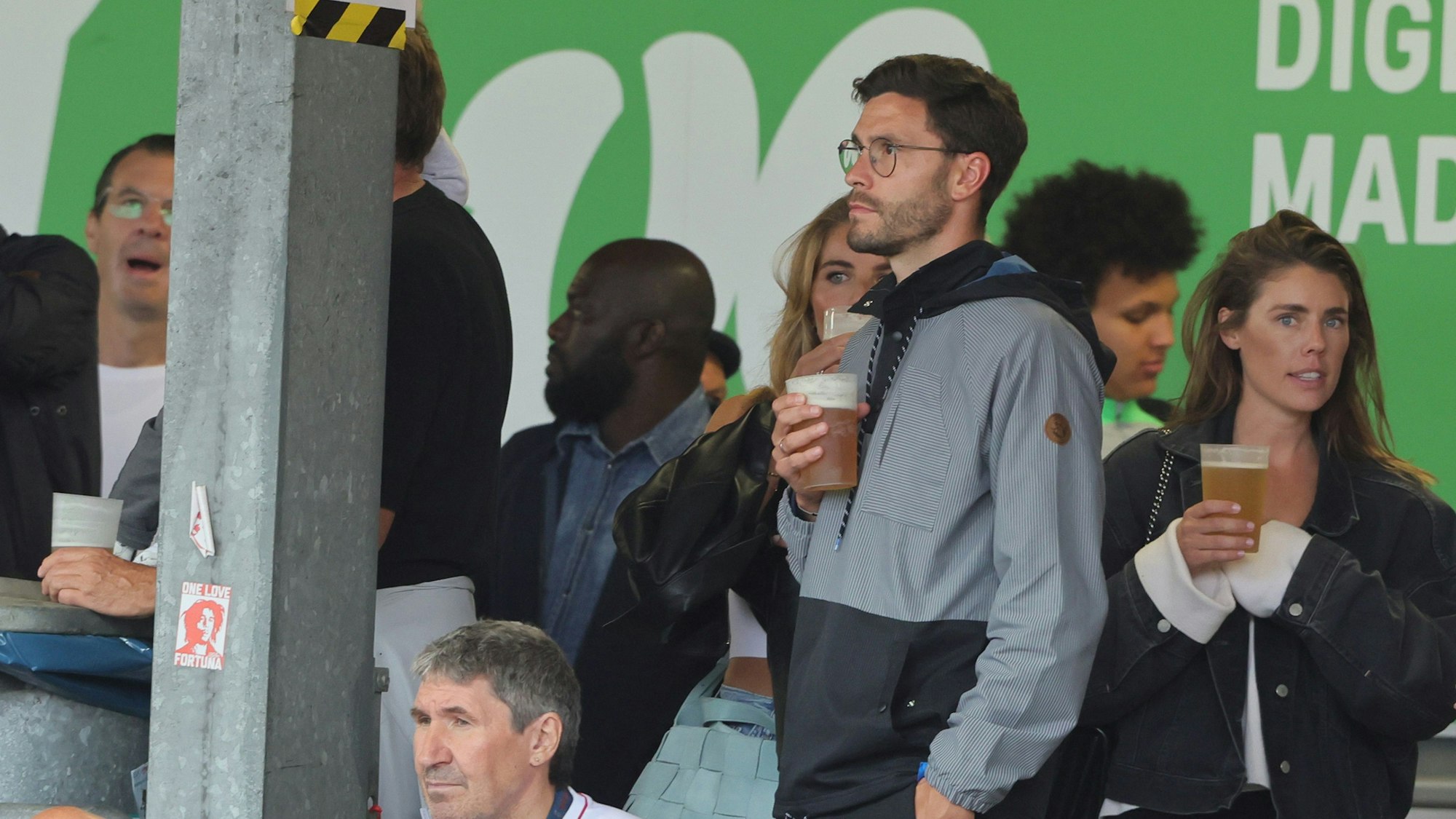 Ex-FC-Spieler Jonas Hector auf der Zuschauertribüne des Südstadions.